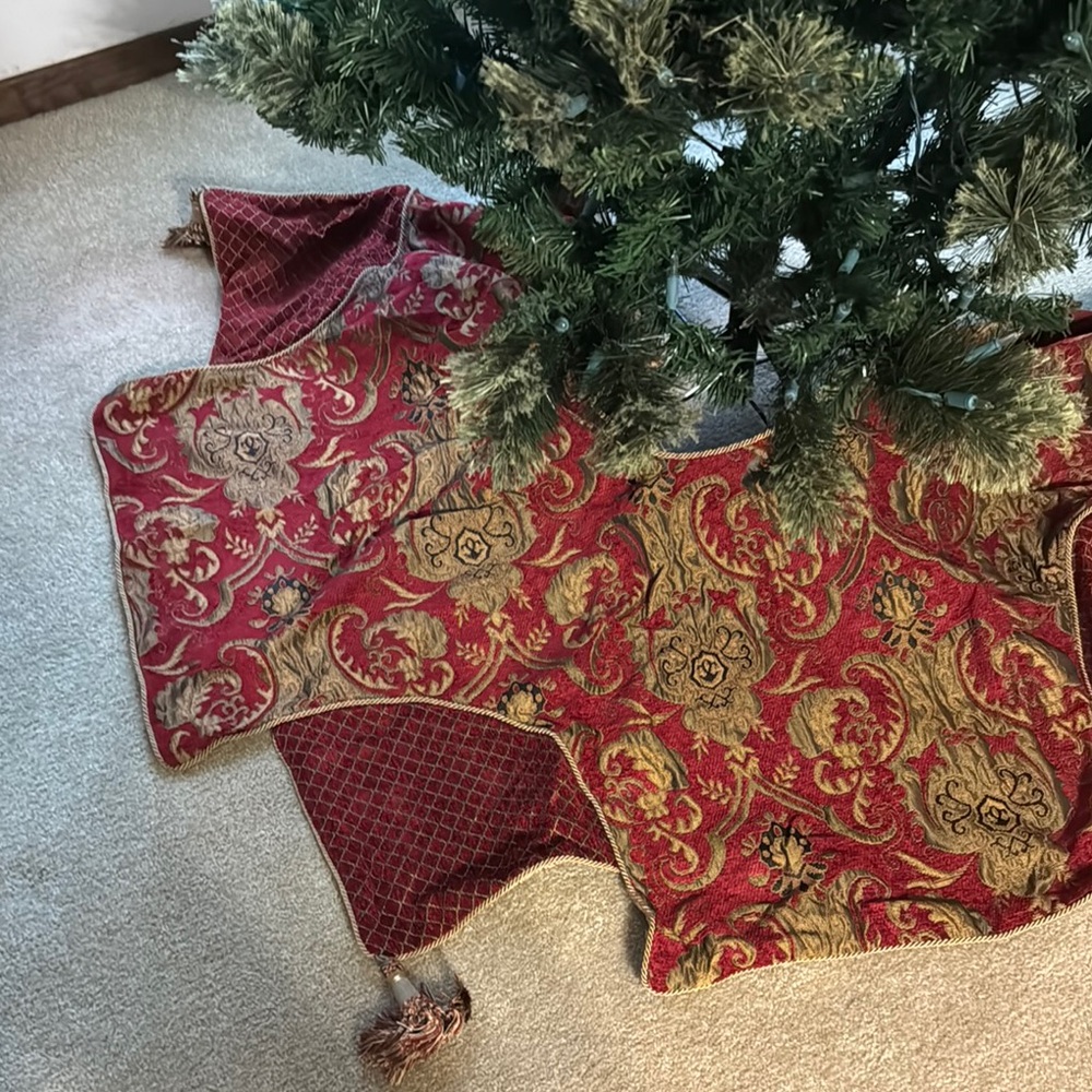 Elegant Red and Gold Tree Skirt